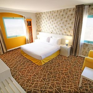 Corner Suite Room Creek & Heritage Views